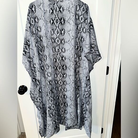 BOUTIQUE WOMENS SNAKE 👘 KIMONO NEW - Picture 5 of 5